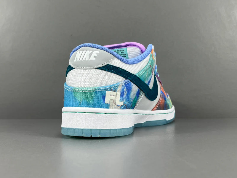 Tênis Futura Laboratories x Nike SB Dunk Low White and Geode Teal