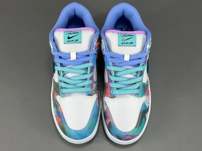 Tênis Futura Laboratories x Nike SB Dunk Low White and Geode Teal