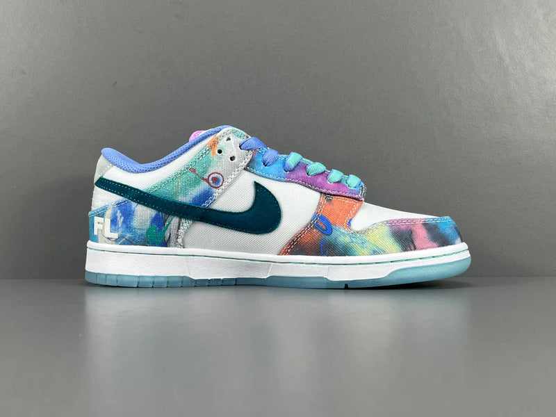 Tênis Futura Laboratories x Nike SB Dunk Low White and Geode Teal