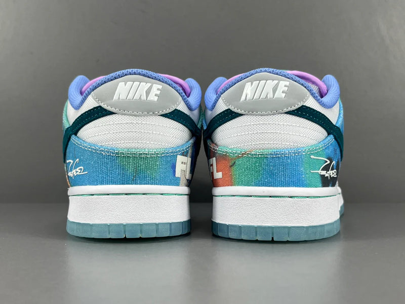 Tênis Futura Laboratories x Nike SB Dunk Low White and Geode Teal