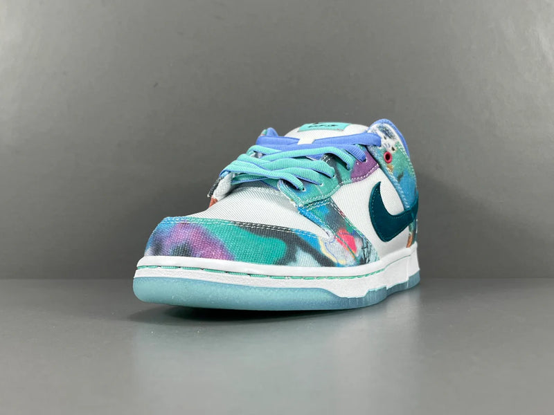 Tênis Futura Laboratories x Nike SB Dunk Low White and Geode Teal