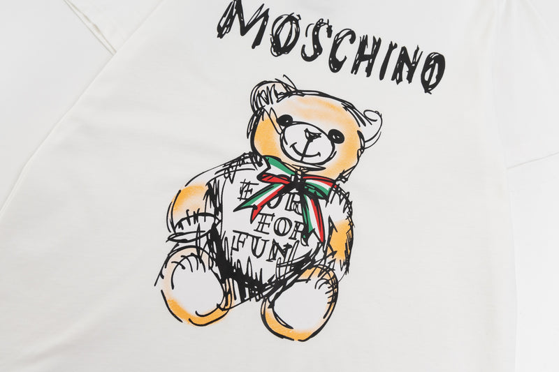 Camiseta T-Shirt Moschino Preta e branca